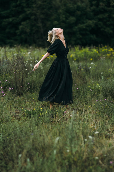 Itališka kaimiška juoda lininė midi suknelė