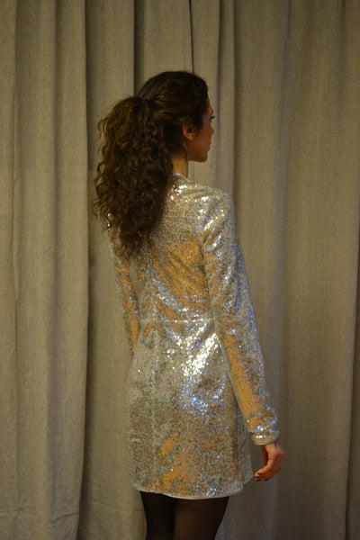 Sidabrinė mini suknelė su žvyneliais