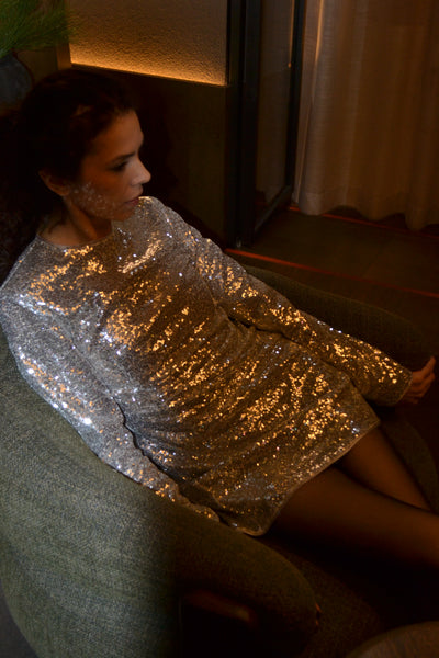 Sidabrinė mini suknelė su žvyneliais