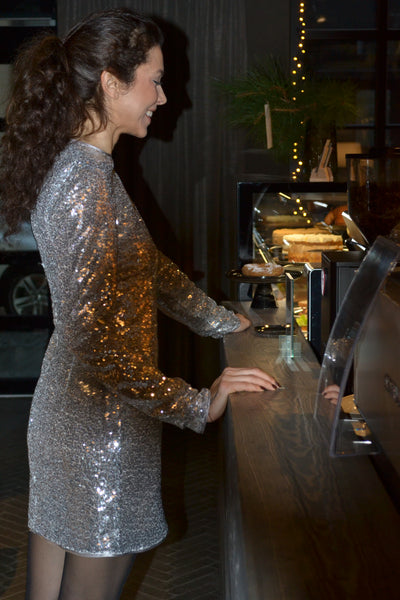 Sidabrinė mini suknelė su žvyneliais