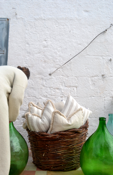 Ostuni plačios juostelės smėlio ir baltos spalvos lininės pagalvėlės užvalkalas su kutais