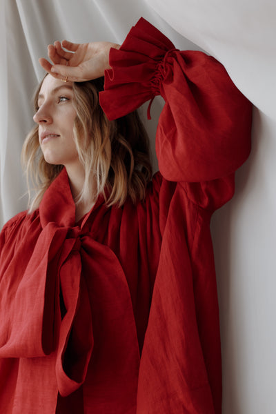 Drama raudona lininė palaidinė su kaspinu