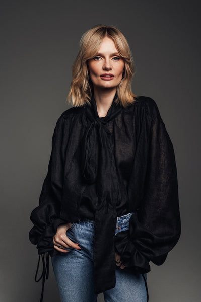 Drama juoda lininė palaidinė su kaspinu