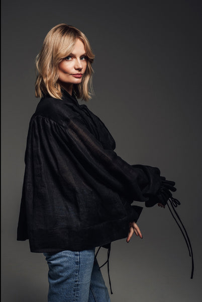 Drama juoda lininė palaidinė su kaspinu